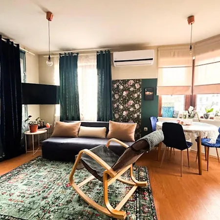 The Corner Is A Small, Sunny And Cozy Апартамент Варна