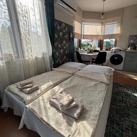 The Corner Is A Small, Sunny And Cozy Апартамент Варна